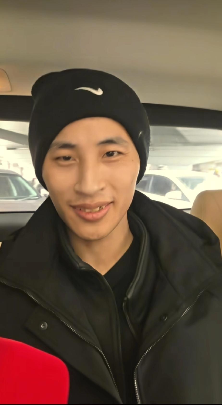 按理说，张云鹏今天该从江苏回到山西他爸爸这儿了，而且他表哥已经买好两束花，就等着