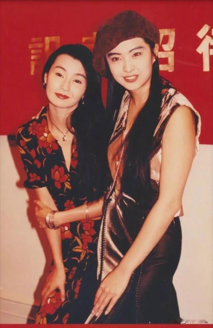 张曼玉那种优雅，慵懒的美，就算是大美人王祖贤也学不来。
披头散发，媚眼如丝，撩人