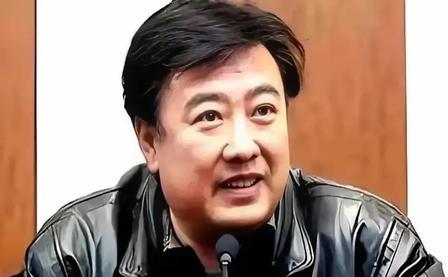 一个演员，戏拍了七成，突然要求片酬翻倍，不给就罢演。导演放话，几百盒胶片全烧了也