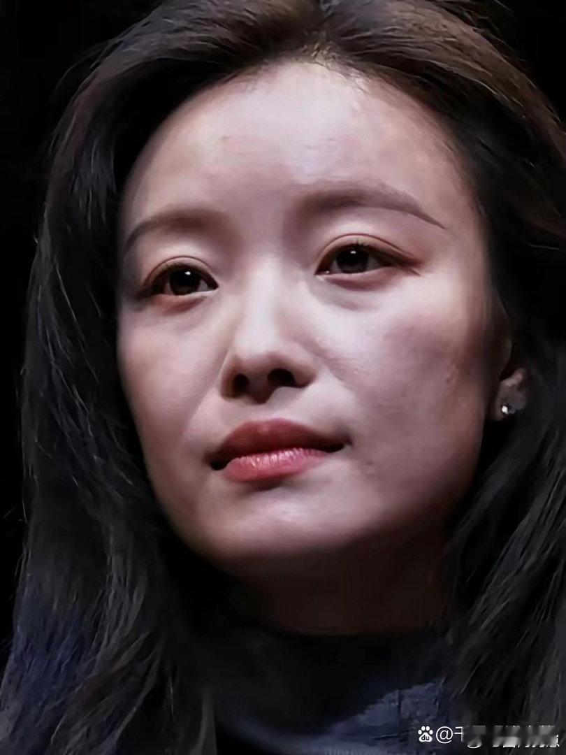 原相机下的倪妮状态绝佳，精致骨相优越耐看，独特气质浑然天成，美得直击人心。 