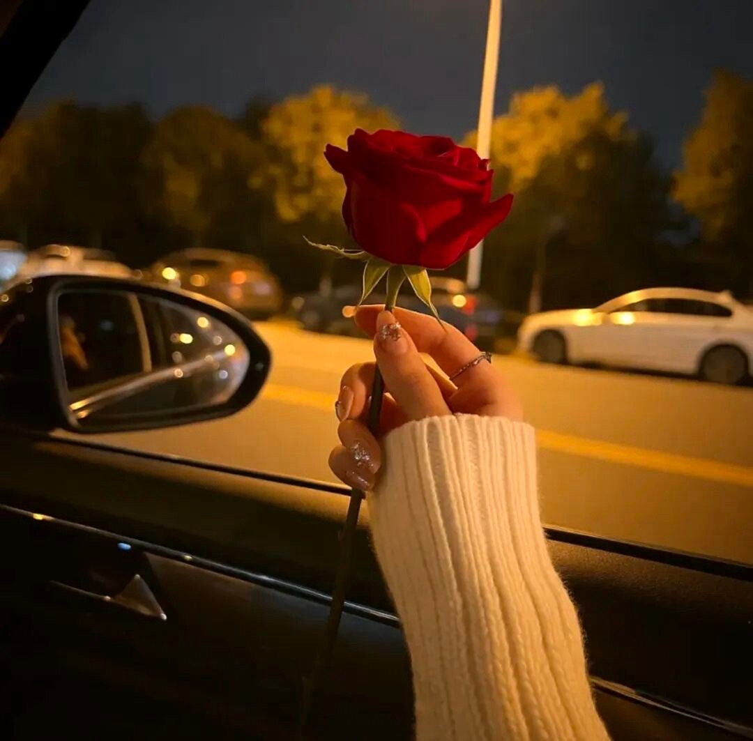 既然做不了恋人，那也不要做朋友了，直接撕破脸做仇人，恨比爱长久。 