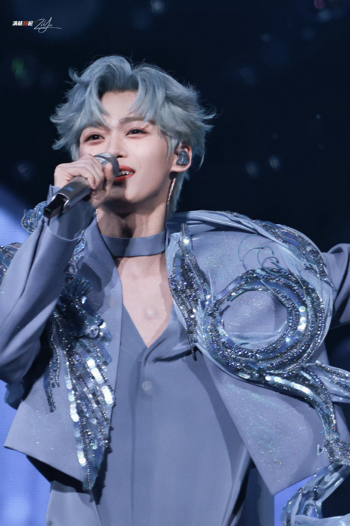 人鱼王子梓渝 梓渝现场蓝海好震撼人鱼王子梓渝上线，梓渝现场蓝海好震撼，今晚火力全