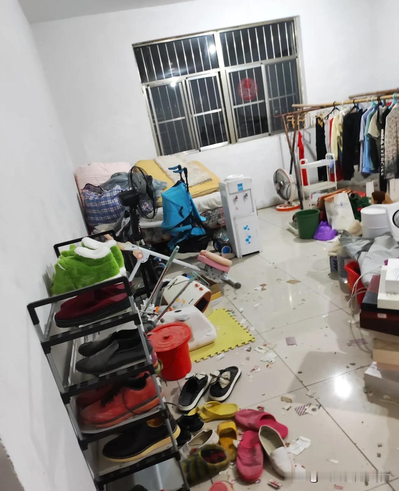 给你们生图三张，你们来猜猜我这邻居什么年纪，大致啥情况。
盲猜指南:精神正常，收