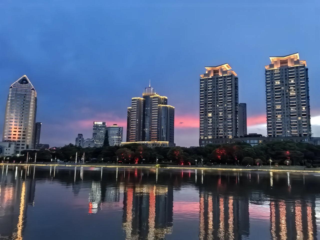 随着宁波防汛指挥部把“巴威”台风应急响应提升到二级，宁波抗台的严峻气氛又上了一个