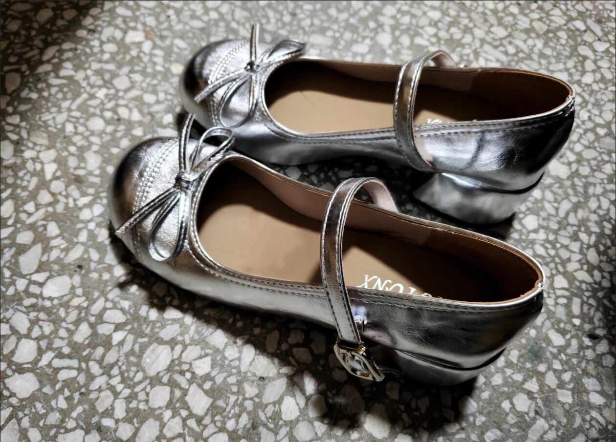 古早味的银色小皮鞋！✨
亮面小皮鞋 漂亮的鞋子 可爱小皮鞋 温柔小皮鞋 银色 玛