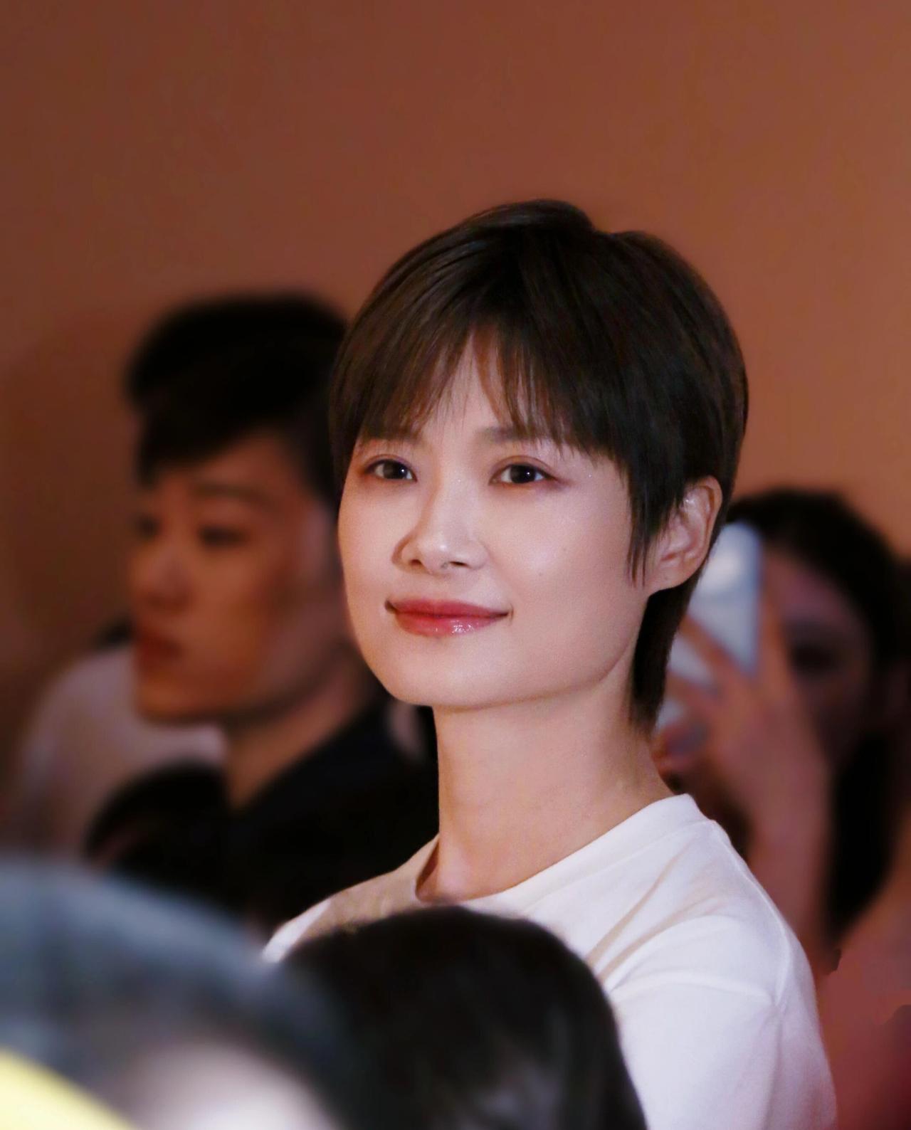 出乎意料的发现，人群中非常闪耀的你在人群里，李宇春哪怕安安静静待着，也特别抓人目
