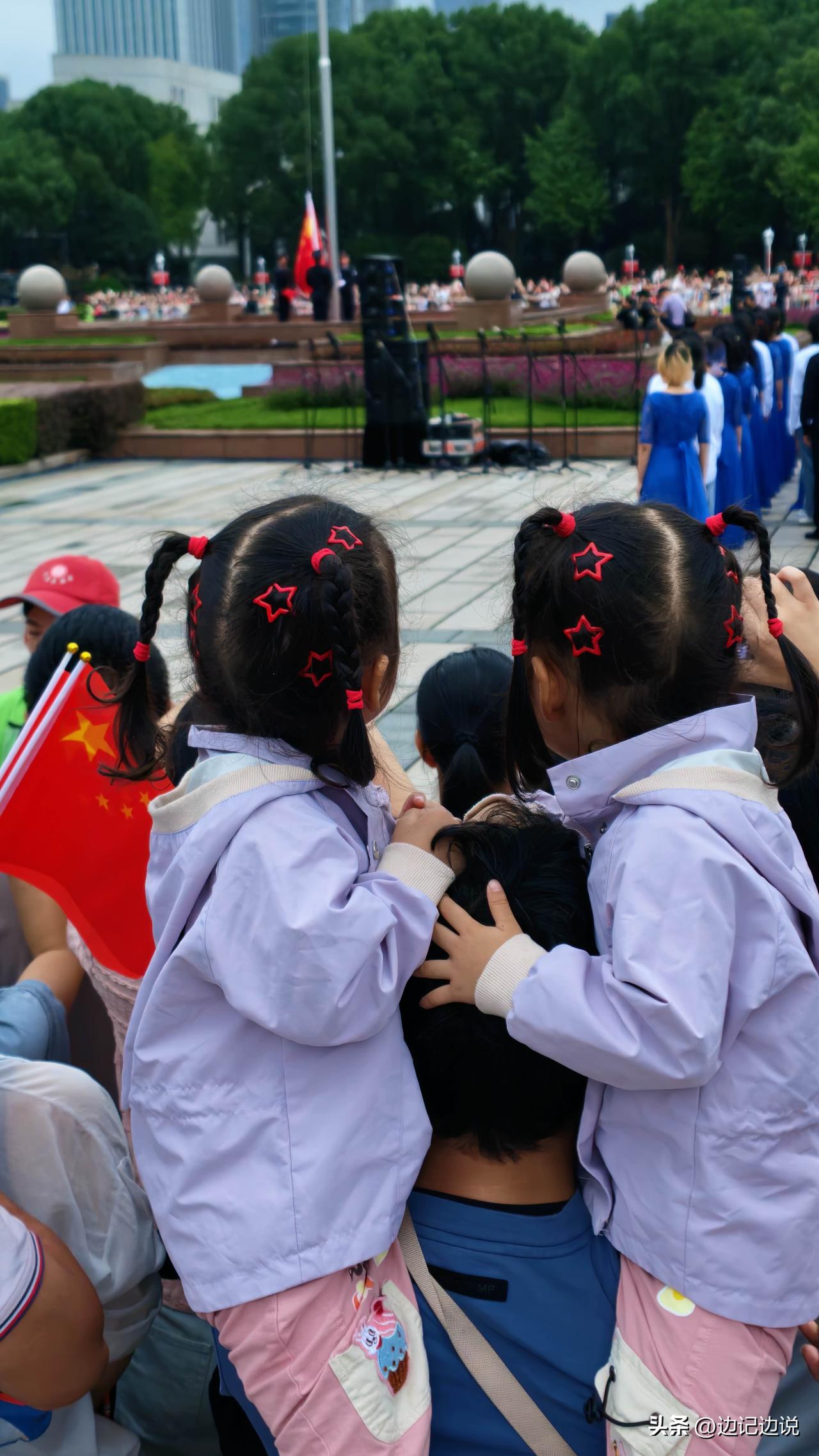 那我们年年国庆，到底在庆祝什么？我们庆祝的，不是山河新生，而是沉沦已久的古老文明