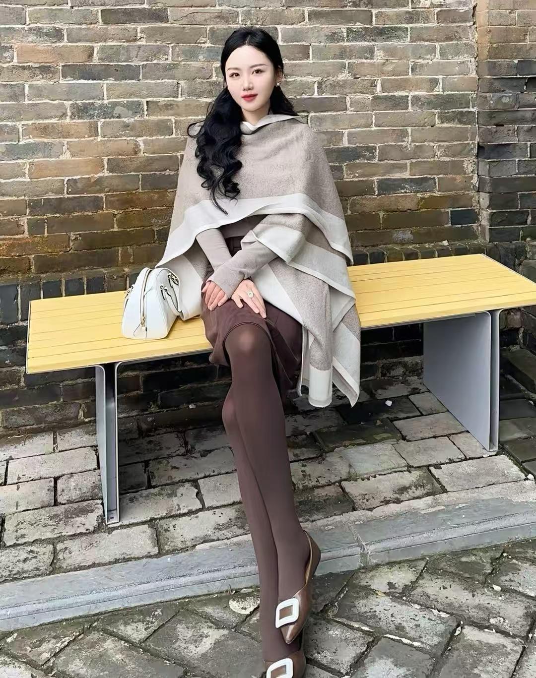 砖墙是旧的，风是软的，阿姨是甜的~