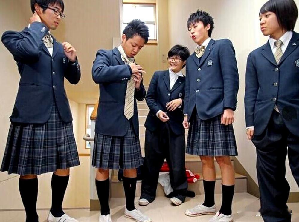 不过，我们一定要弄清楚学生为啥要穿成这样？男生穿裙子是要参赛吗？穿裙子是为了展示