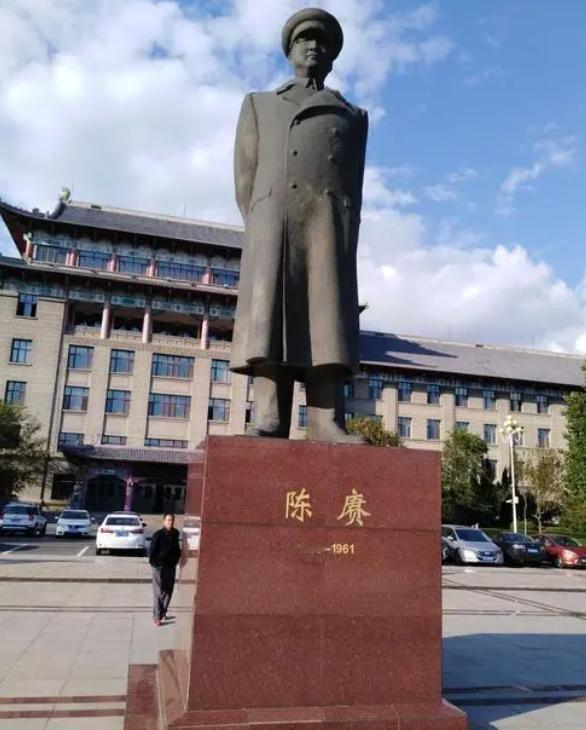 彭德怀因心疼陈赓把他调到二线，陈赓委屈不已求助周总理，您来评评理如何？
1953