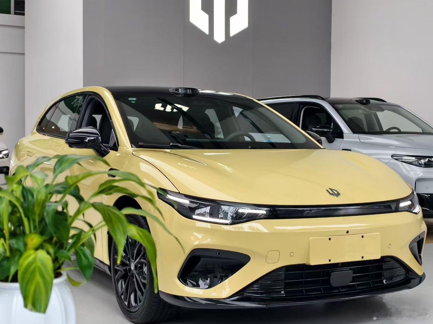 看了一下朋友圈，不少零跑门店已经有Lafa5展车了。黄色就不错。大v聊车 ​​​
