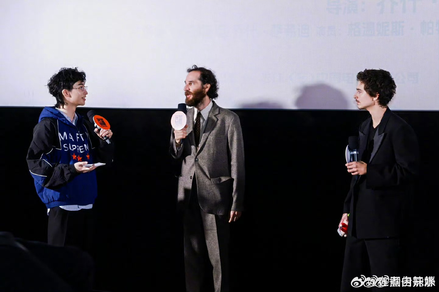 伊能静晒恩利甜茶合照伊能静晒出恩利和甜茶的同框照，梦幻同框好惊喜。恩利在《至尊马