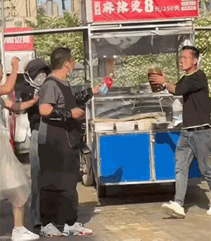 太炸裂！这是正常人能干出来的事情吗？夫妻二人摆摊时与相邻一男摊主发生争执。不曾想