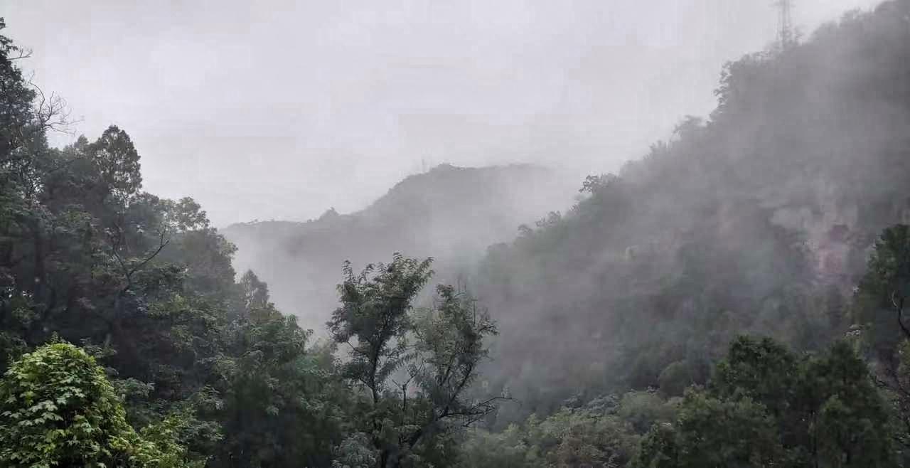泪目！6 名退休老师去贵州旅游，突遇大雨，在一农户家躲雨，农户夫妇十分热情，见老