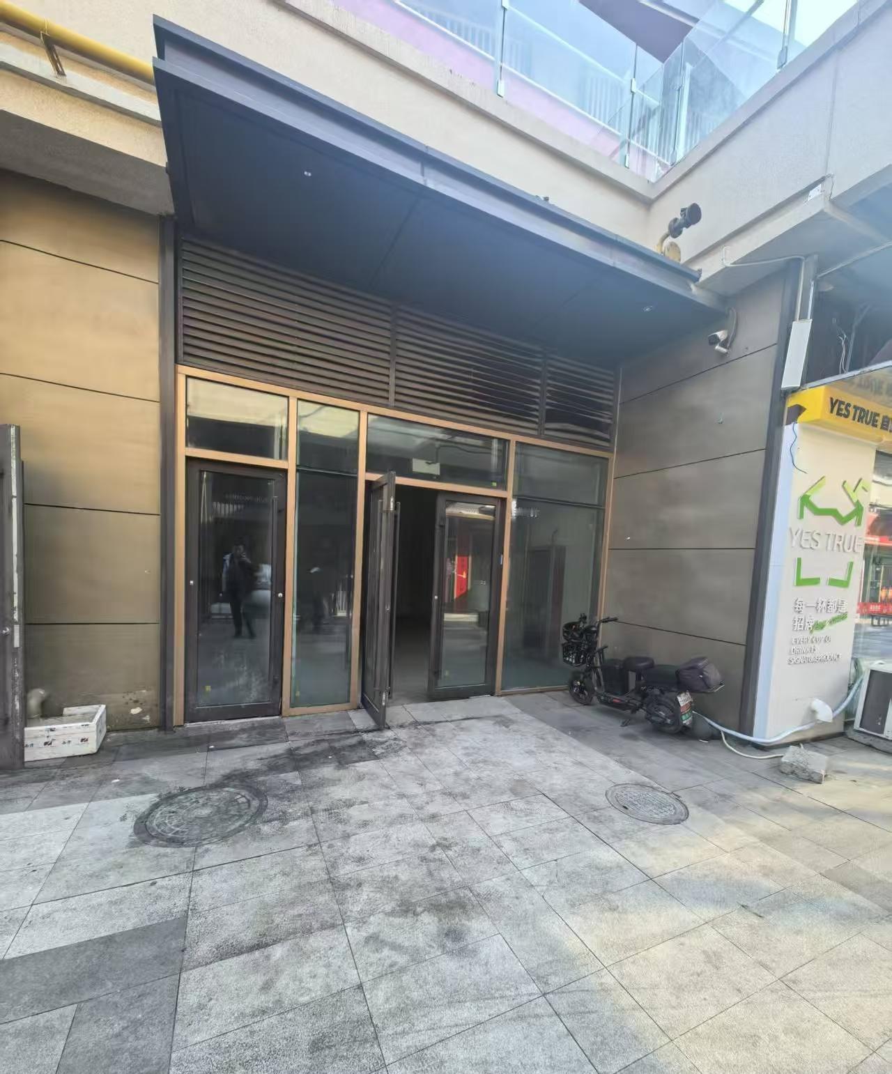 奋斗整整15年，
总刷到网上说买间商铺能一铺养三代，安稳收租享福。
脑子一热，