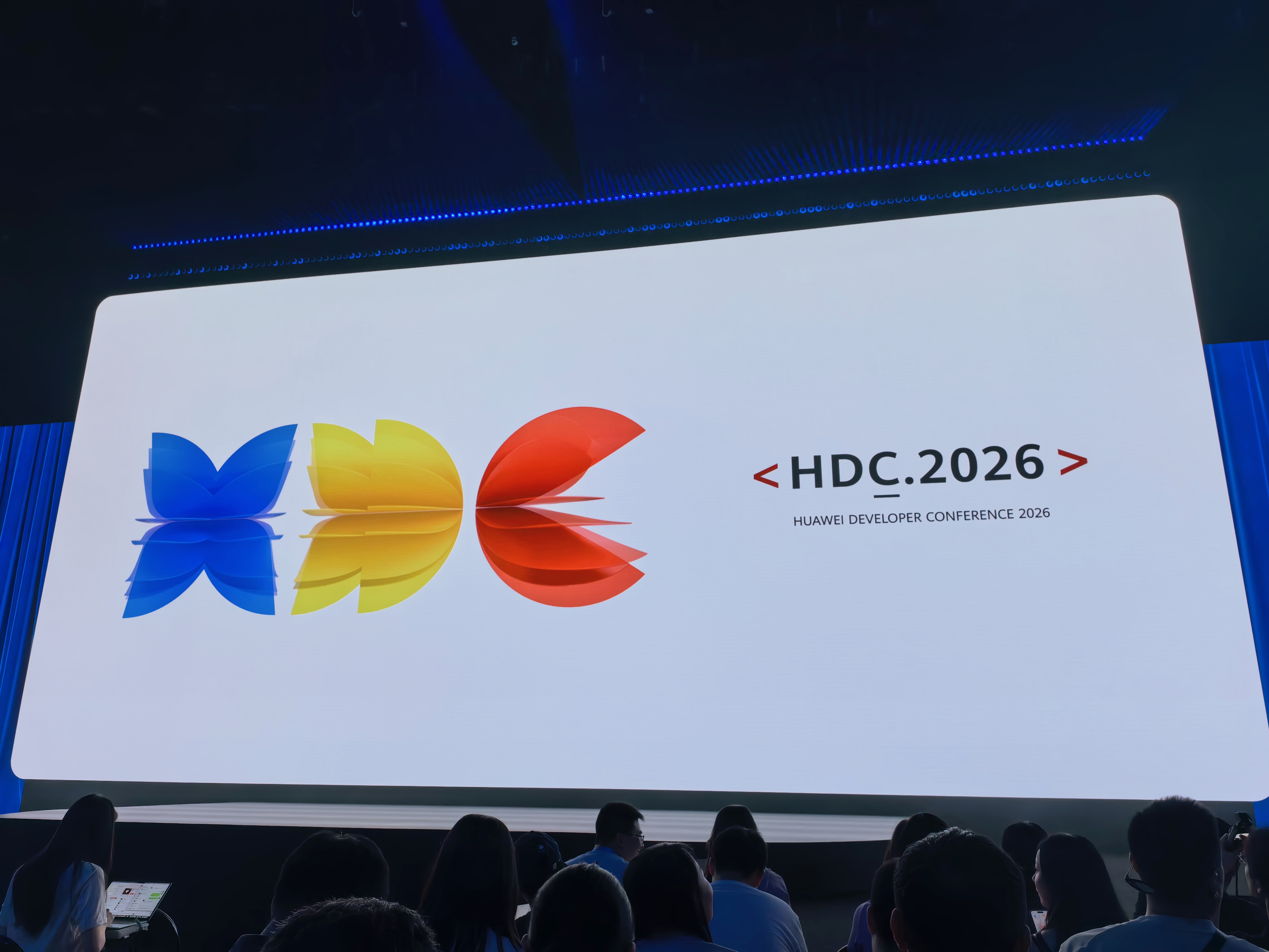 华为 HDC2026 入场了嘻嘻坐等 HarmonyOS 7 了 东莞·东莞银行