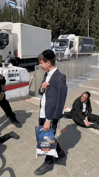 以色列最高法院要取消正统犹太人的兵役豁免，招致了一些正统犹太人的抗议。
从这个动