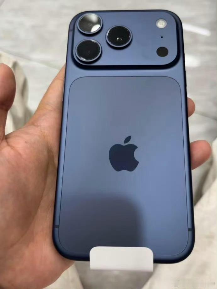 iPhone17实体上手看看是谁还没有首发拿到iPhone17！拿到的小伙伴们可