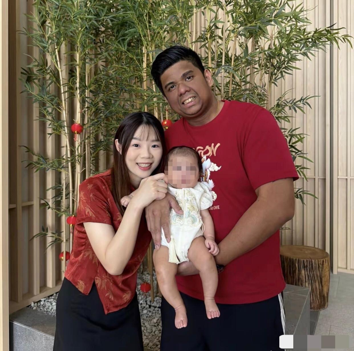 一位嫁给印度人的中国女子和她的印度老公一起在中国庆祝他们的混血女儿出生一百天，只