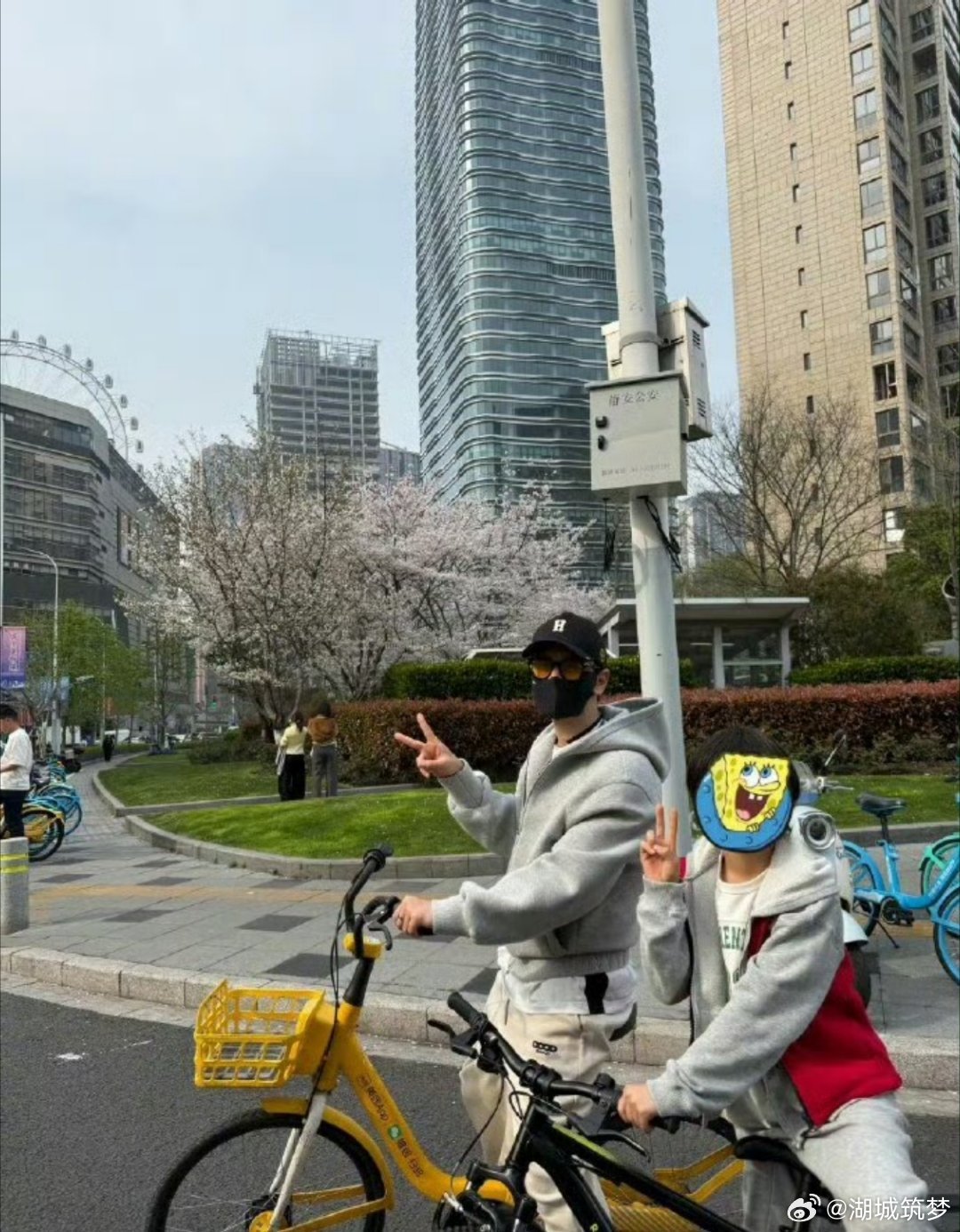 黄晓明知错就改是最好的示范 黄晓明带着儿子骑行，被指儿子未满12周岁骑行属于违法