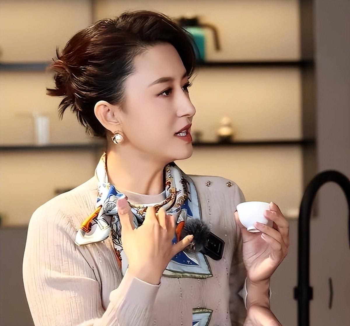 去年这个时候，全网都在替那个离开央视演播厅的女主持惋惜。谁能想到，短短一年后，人