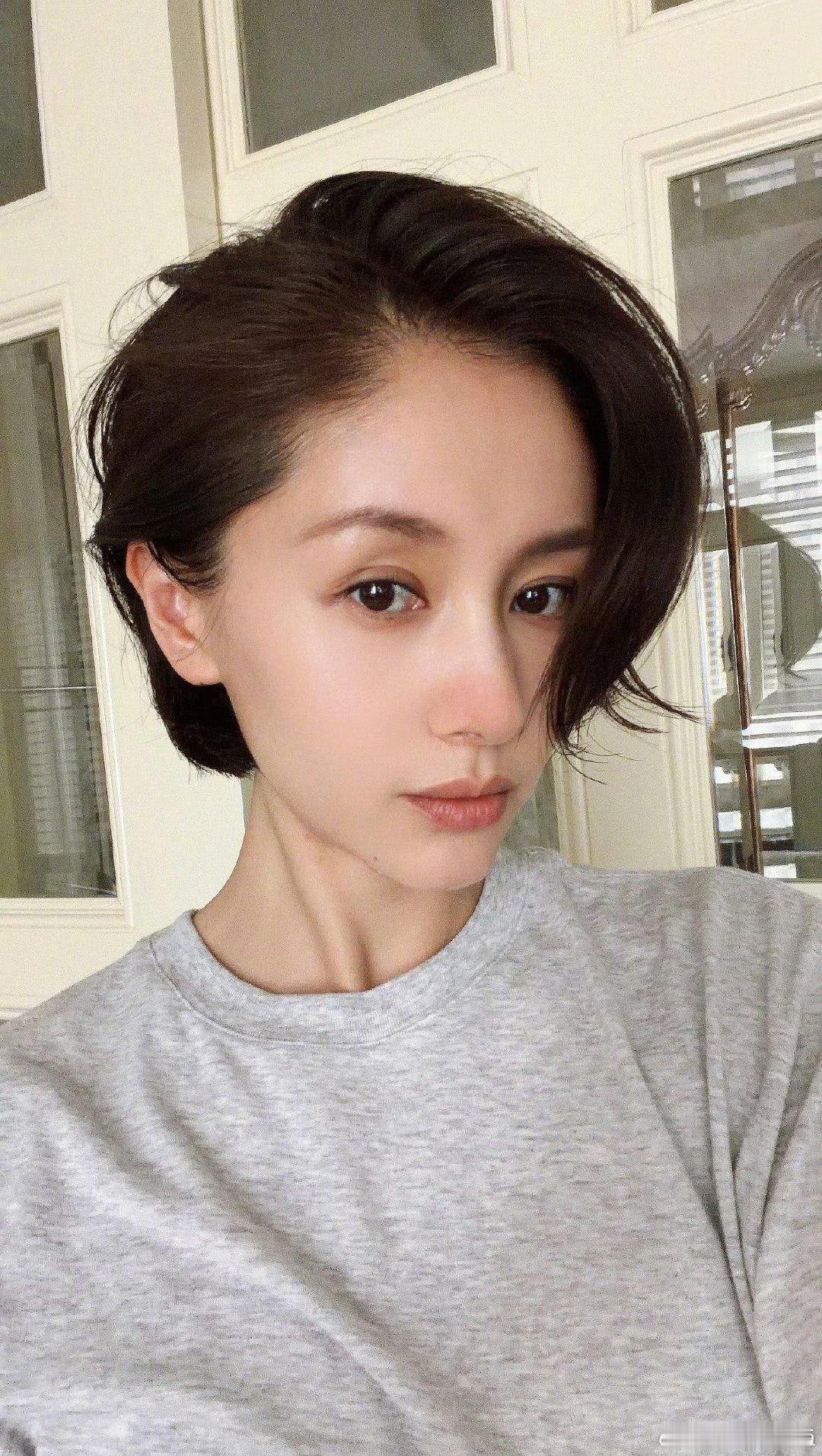 王子文剪短发了39岁王子文状态王子文剪短发了，以前总看她长发造型，现在短发解锁全
