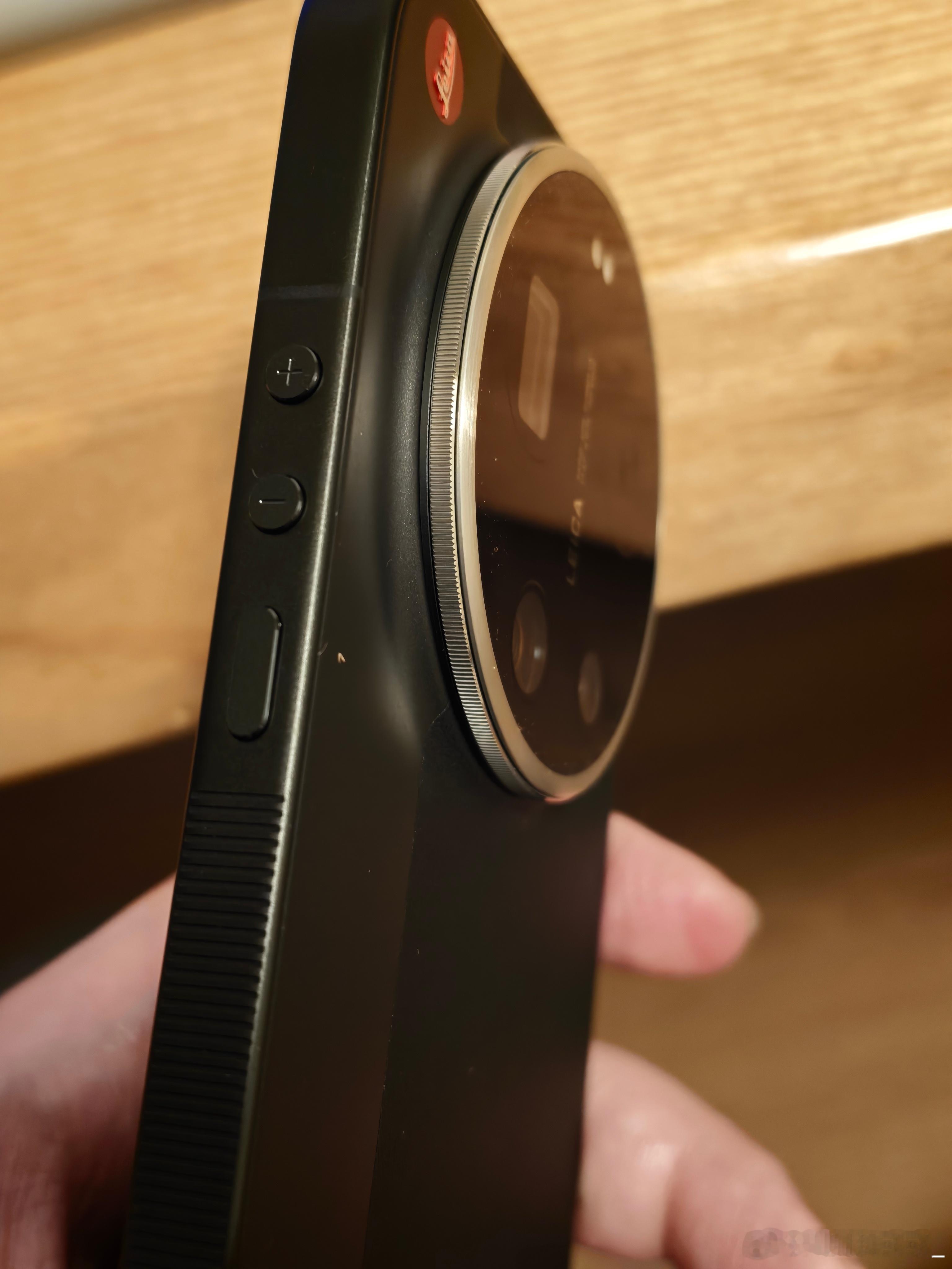 我仔细看了一下，我手上的17 Ultra变焦环一点都不松，我看网上很多是白色有点