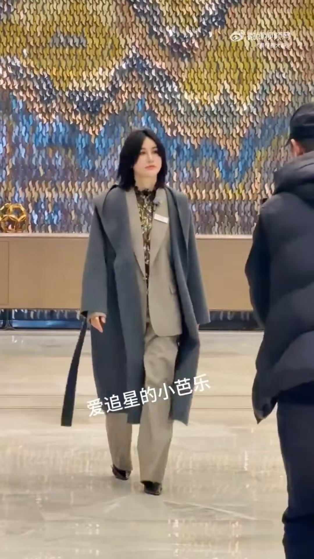 尚雯婕合伙人路透站起来了 看到尚雯婕路透里站着的背影，想起她上一季受伤还坚持工作