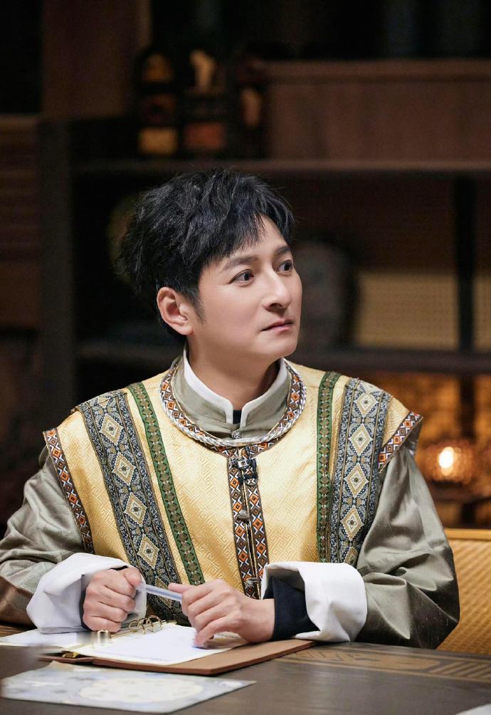 吴昕一秒瓦解李维嘉套路大侦探 李维嘉拿镜子套路吴昕：“美不美？”吴昕秒接：“太美