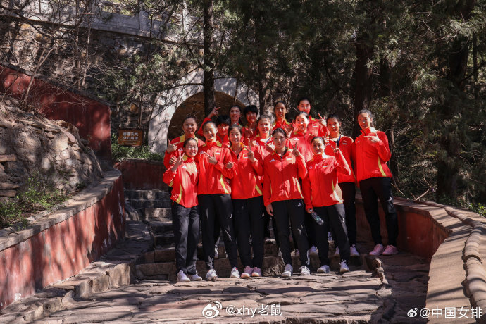 中国女排“跑山”体能训练 朱袁张1块2毛9 中国女排