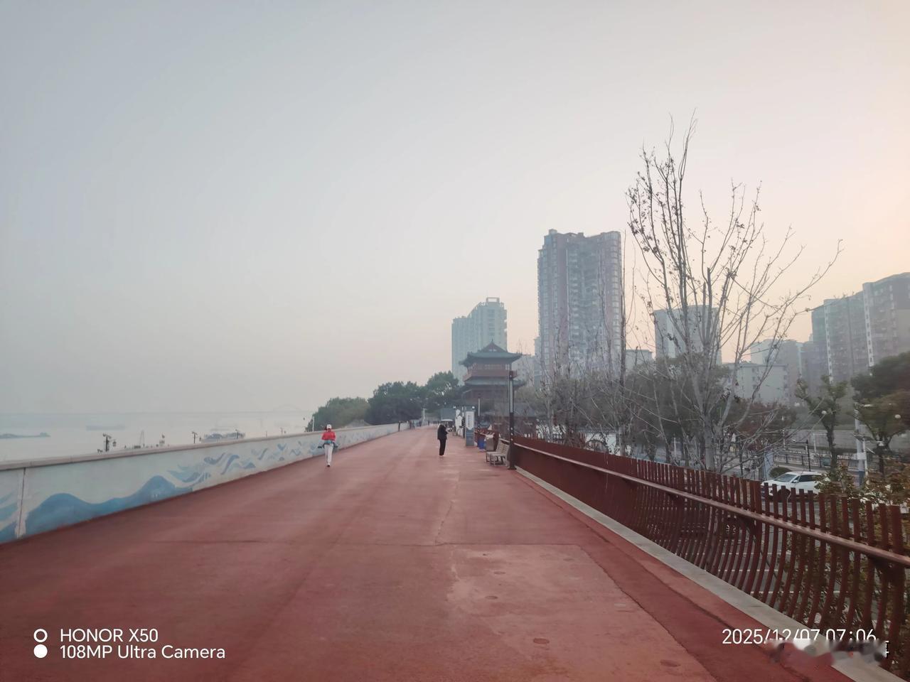 与鸿蒙共赴星光之约12月7日长江岸边晨练“与鸿蒙共赴星光之约”