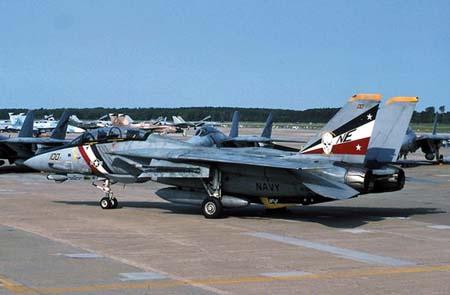 战机欣赏：分享一组F-14“雄猫”战斗机照片，战机来自赏金猎人中队，标志为骷髅图