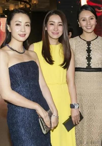 就这张图来看，秦海璐赢了，一头披肩长发搭配黄色连衣裙，整体看上去很美很美。就个人