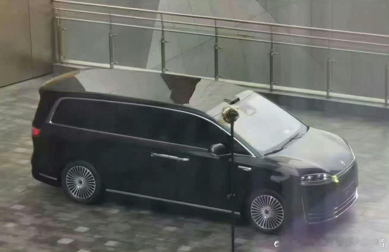 鸿蒙智行首款MPV智界V9实车曝光鸿蒙智行旗下的首款MPV，智界V9实车已经曝光