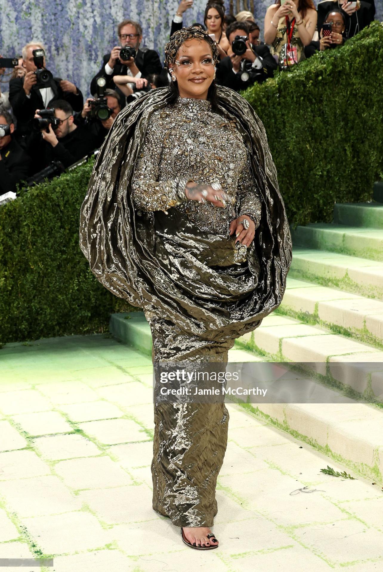 Rihanna｜MetGala红毯Rihanna身着Maison Margiel