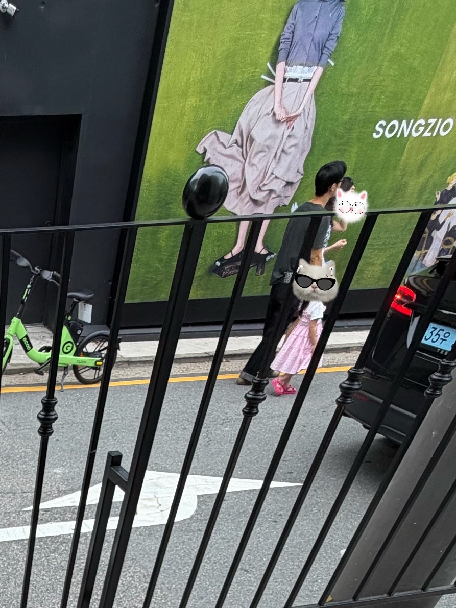 网友在狎鸥亭偶遇金钟大和妻子一起带孩子逛街 