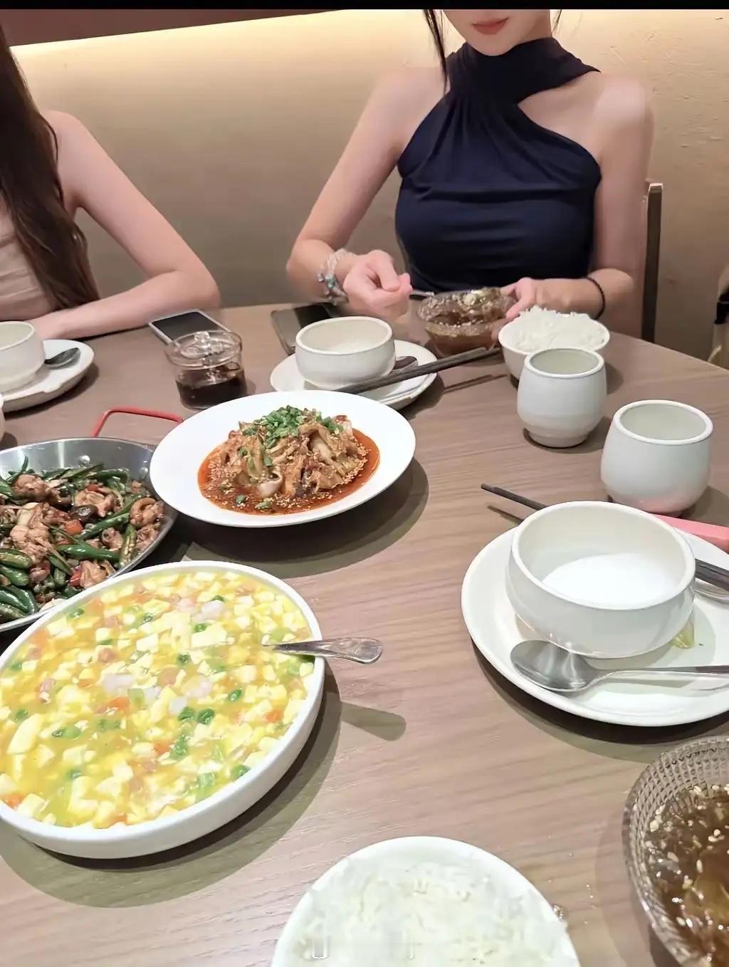 这种饭局都是攀比心 