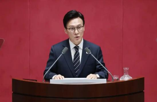 看来美国的霸权时代确实要过去了，韩国执政党党首在国会发表演讲时称，“只看美国的时