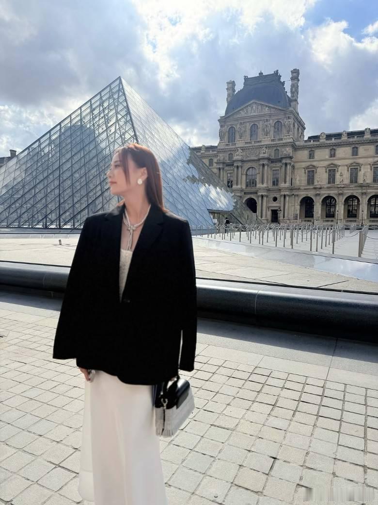 巴黎時裝周︱朱晨麗貴氣造型現身羅浮宮 獲邀睇騷被網民誤以為上台行Catwalk每