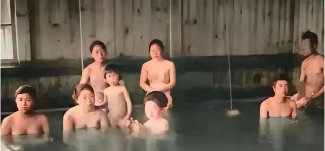 1902年，日本东京一家洗澡堂，男男女女在同一个池子里洗浴，摄影师拍下了这张照片