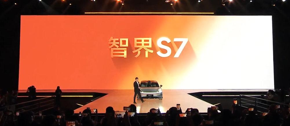 在今天下午的智界S7及全场景发布会上，智界S7正式发布，余承东让智界S7自己开上