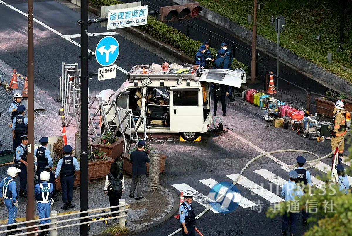 有人向日本自民党总部投掷燃烧弹，日本的平静社会也开始暗流涌动了。

据NHK、每