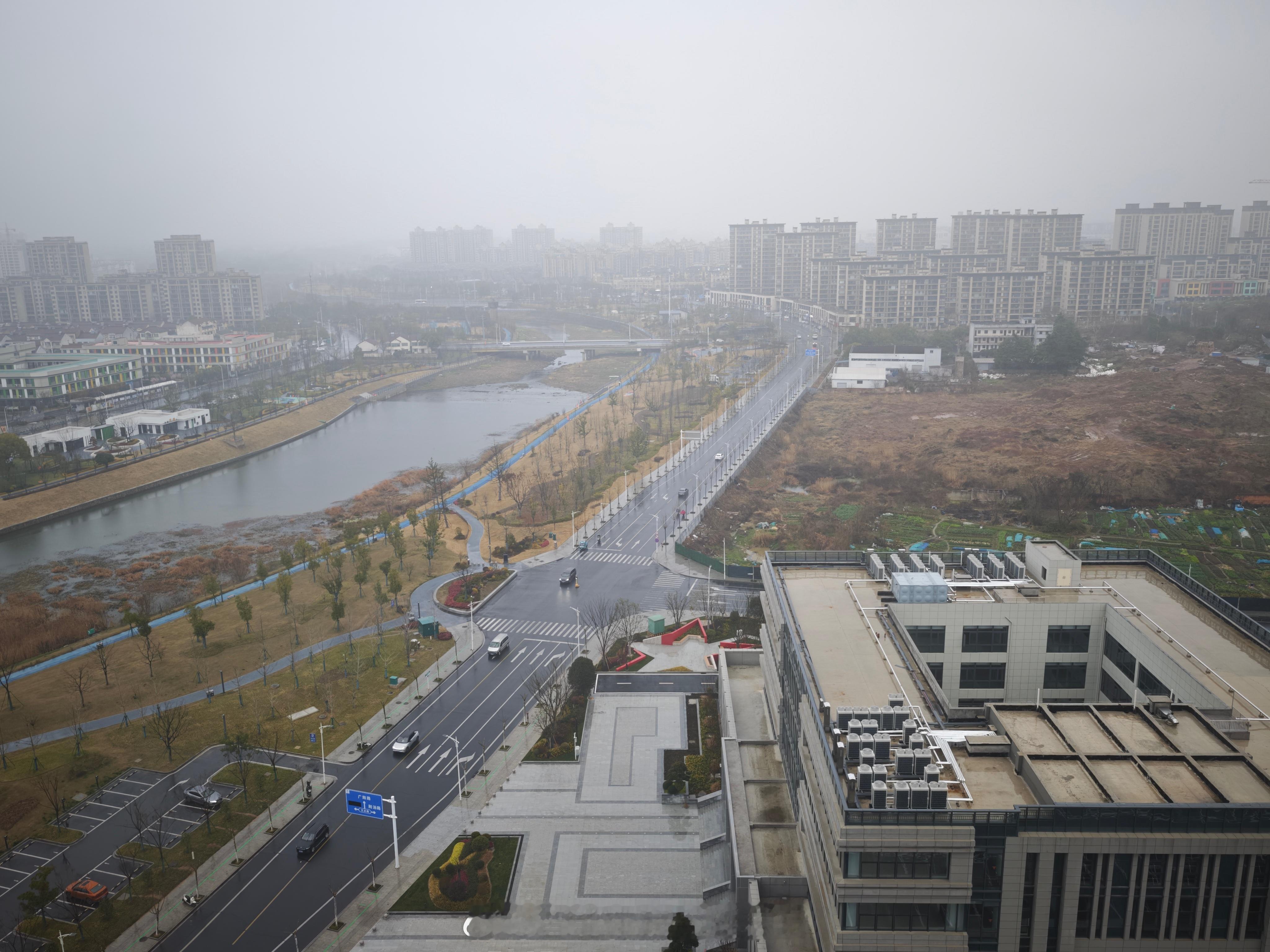 天蒙蒙亮，起来搬砖今天下雨，注定要做一个湿滑的司机