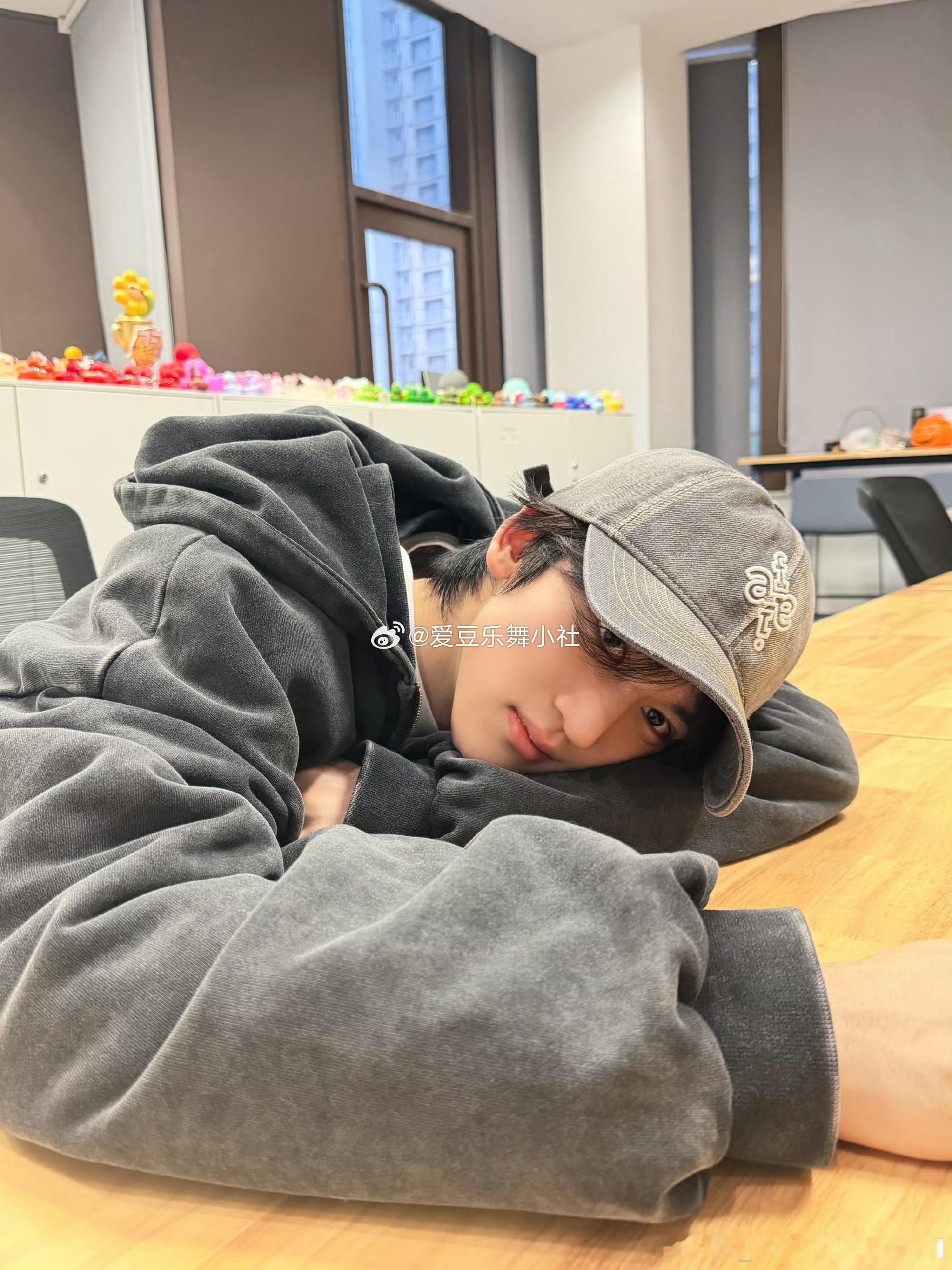 邓佳鑫说应该很快就能和大家见面了💚💚 