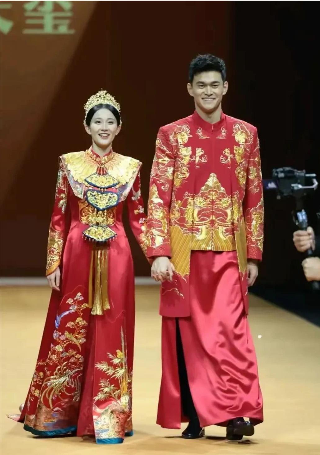 孙杨和妻子张豆豆同穿中式礼服在上海走秀，却宛若婚礼现场！两位搭配得都很时尚惊艳，