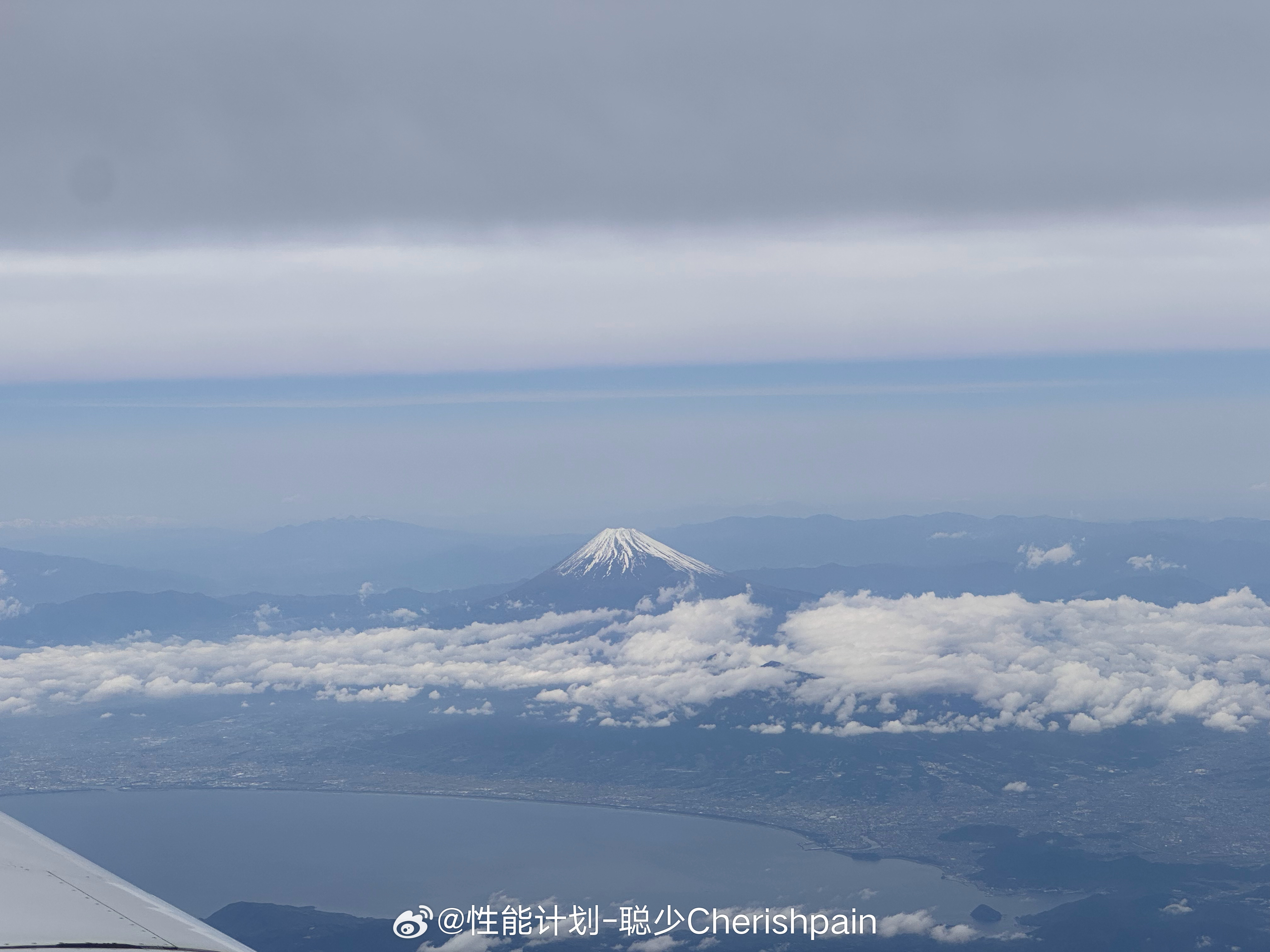 从飞机上看，完全像云上的山 日本