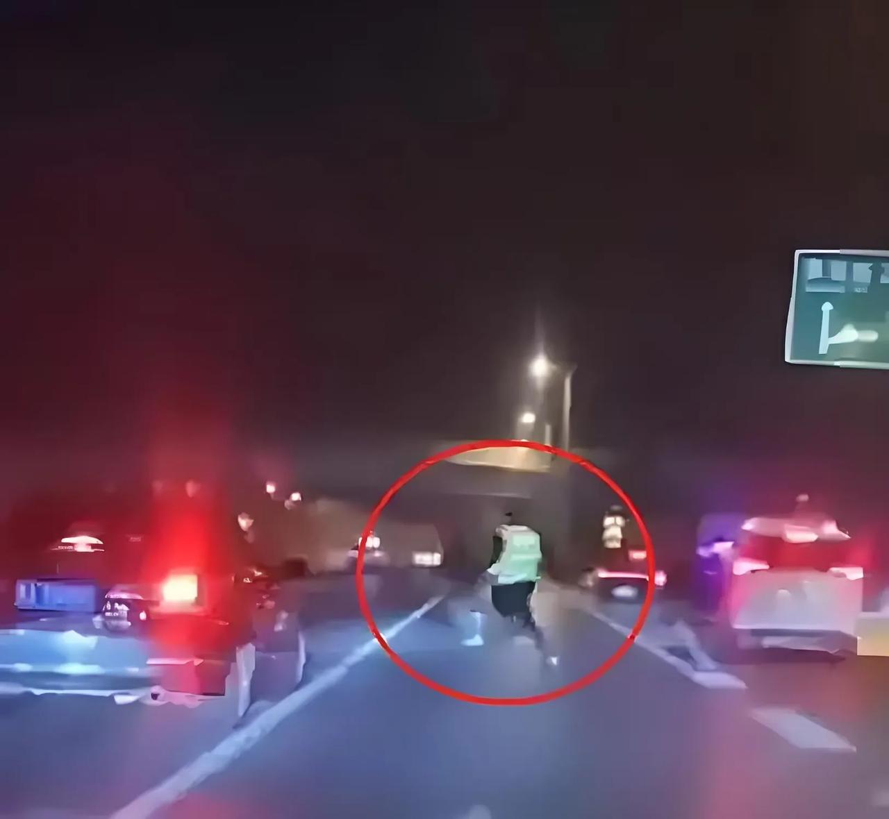 河南货车司机遇检跳桥的原因找到了：

第一、重型货车在郑州北三环往文化路出口附近