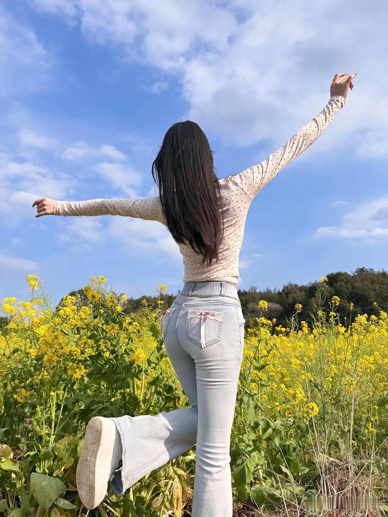 风起花海中，笑语逐云飞。