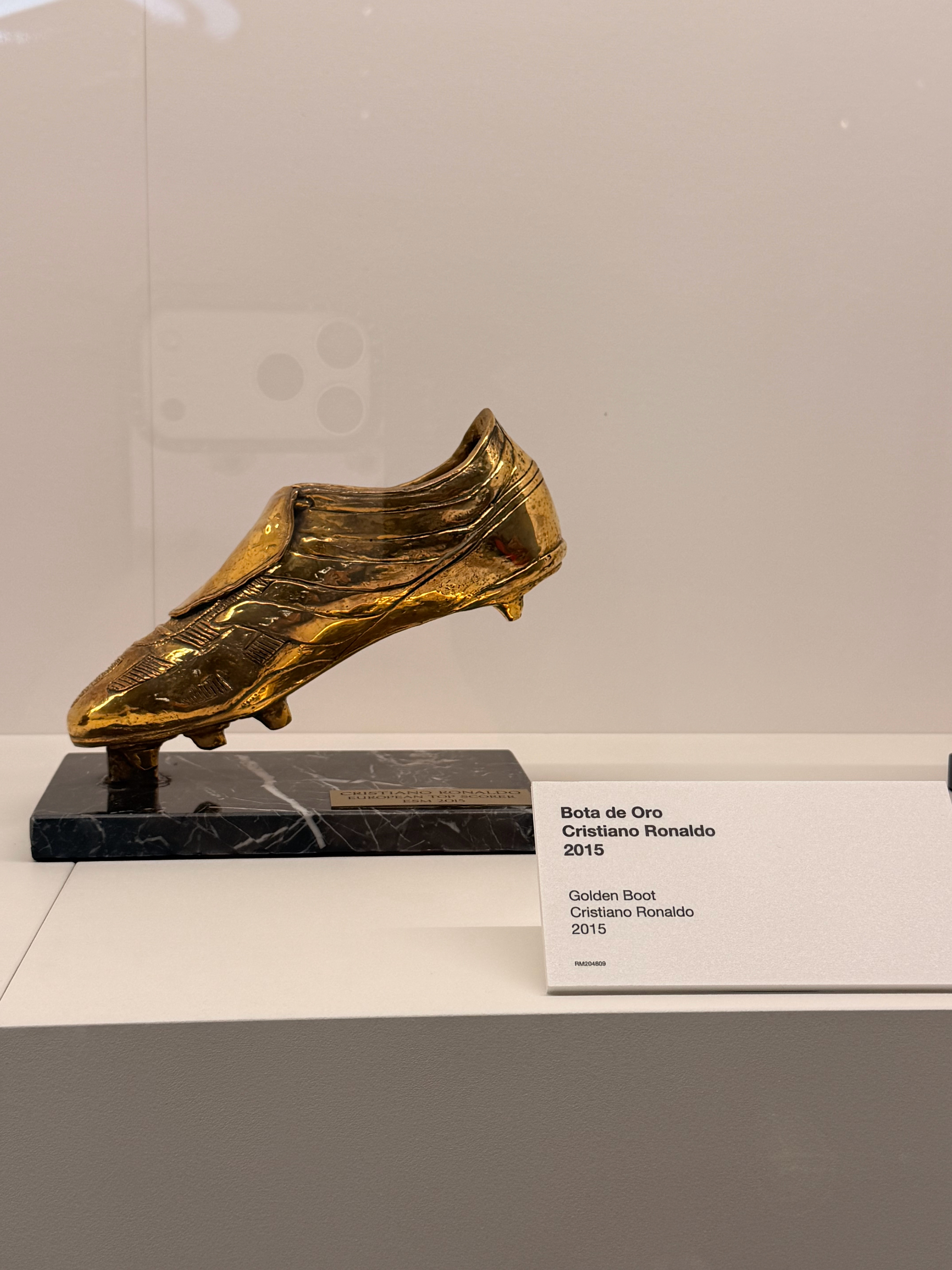 来伯纳乌了本来想买一件巴佩的球衣都要结账了我定眼一瞧，190欧1500多rmb 