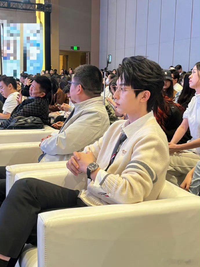 无修图脸比建模还能打，零瑕疵就算了，戴眼镜那高智感，帅得我想原地喊老公！ 